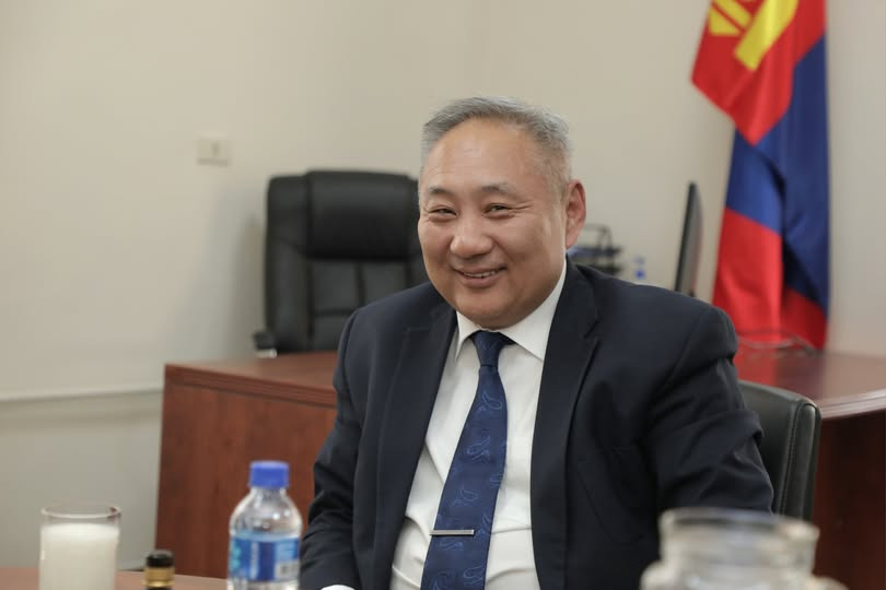 Ард түмэндээ туслая гэвэл бүтээмжгүй, чадамжгүй, сэтгэлгүй Төрийн албан хаагчдаа хөөж явуул